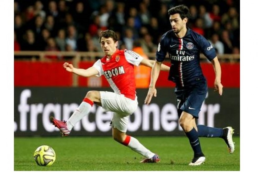 Gelandang PSG Javier Pastore (kanan) dibayangi oleh pemain Monaco Bernardo Silva dalam laga Ligue 1, Senin (2/3) dini hari WIB.