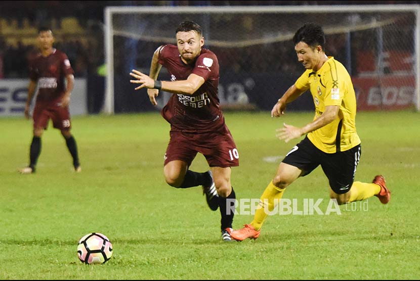 Gelandang PSM Makassar Marc Anthony Klok dibayangi pemain Semen Padang FC Ko Jaesung (kanan) saat bertanding pada  Gojek  Traveloka Liga 1 di Stadion Andi Mattalatta, Makassar, Sulawesi Selatan, Senin (2/10). 