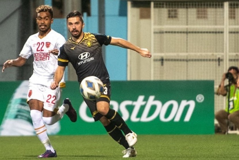 Gelandang PSM Makassar Yakob Sayuri mengejar pemain Tampines Rovers Zehrudin Mehmerovic dalam laga Piala AFC 2020. PSM kalah 1-2 dari Tampines.
