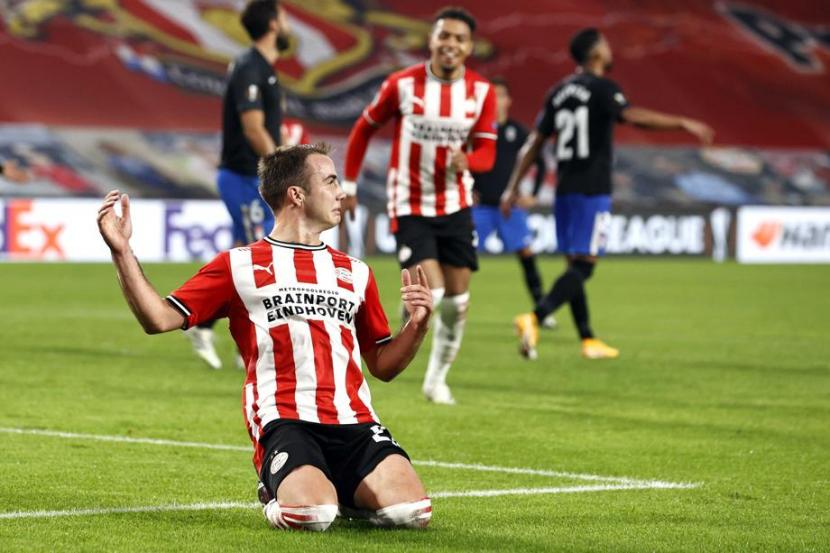 Gelandang PSV Eindhoven Mario Goetze merayakan golnya ke gawang Granada di Liga Europa.