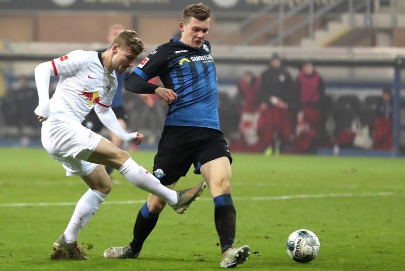 Gelandang RB Leipzig, Timo Werner (kiri) pada laga kontra Paderborn, Sabtu (30/11).