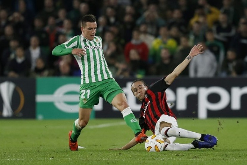 Gelandang Real Betis Giovani Lo Celso (kiri) beraksi saat menghadapi AC Milan di Liga Europa.