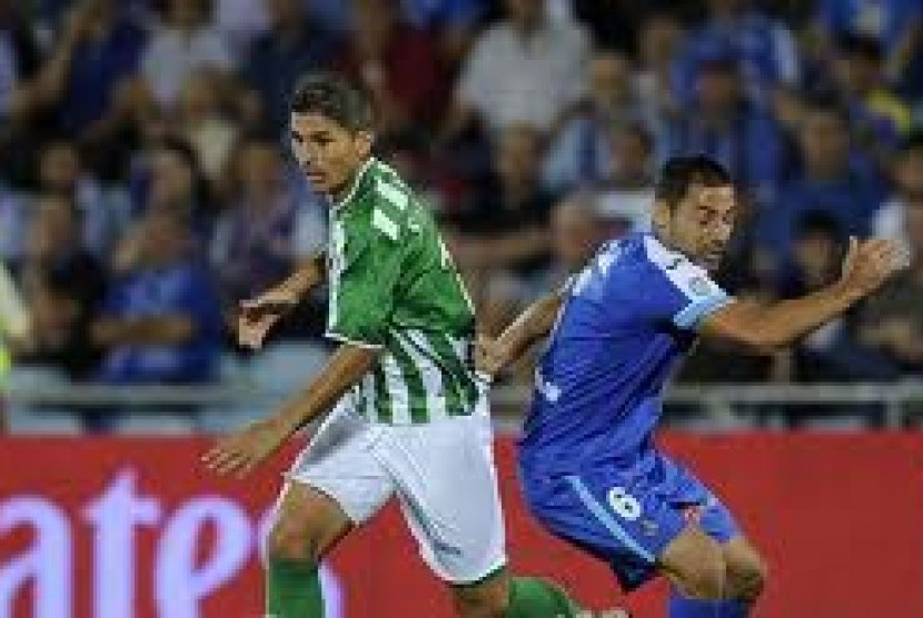 Gelandang Real Betis, Salva Sevilla, berebut bola dengan gelandang Getafe, Mehdi Lacen, pada partai La Liga Spanyol di Stadion Alfonso Perez, Selasa (6/11) dini hari. Pertandingan tersebut berakhir 4-2 untuk kemenangan Betis.