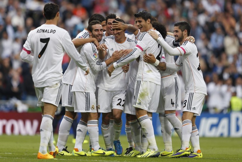 Gelandang Real Madrid, Angel Di Maria (tengah), melakukan selebrasi bersama rekan setimnya. Ilustrasi