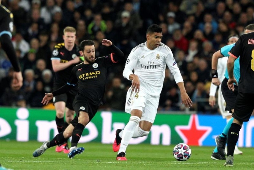 Gelandang Real Madrid Casemiro (kanan) saat melawan Manchester City di Liga Champions. Madrid takluk 1-2.