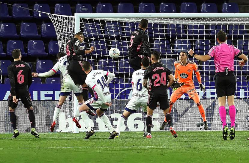 Gelandang Real Madrid Casemiro mencetak gol ke gawang Real Valladolid dalam pertandingan La Liga Spanyol, Ahad (21/2).