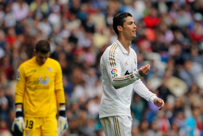  Gelandang Real Madrid Cristiano Ronaldo saat berlaga melawan Sevilla di stadion Santiago Bernabue, Madrid, Spanyol, Ahad (29/4). 