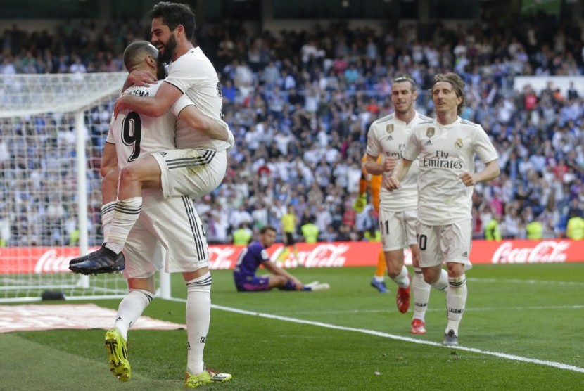 Gelandang Real Madrid, Isco (kedua kiri) merayakan golnya ke gawang Celta Vigo pada laga La Liga di Santiago Bernabeu, Sabtu (16/3). 