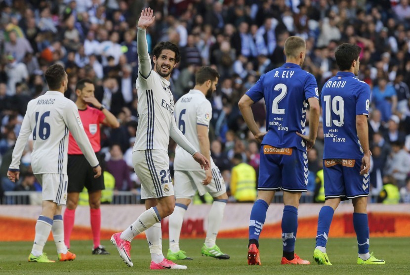 Gelandang Real Madrid, Isco melambaikan tangan seusai mencetak gol ke gawang Deportivo Alaves pada laga La Liga di Santiago Bernabeu, Ahad (2/4). Madrid menang 3-0.