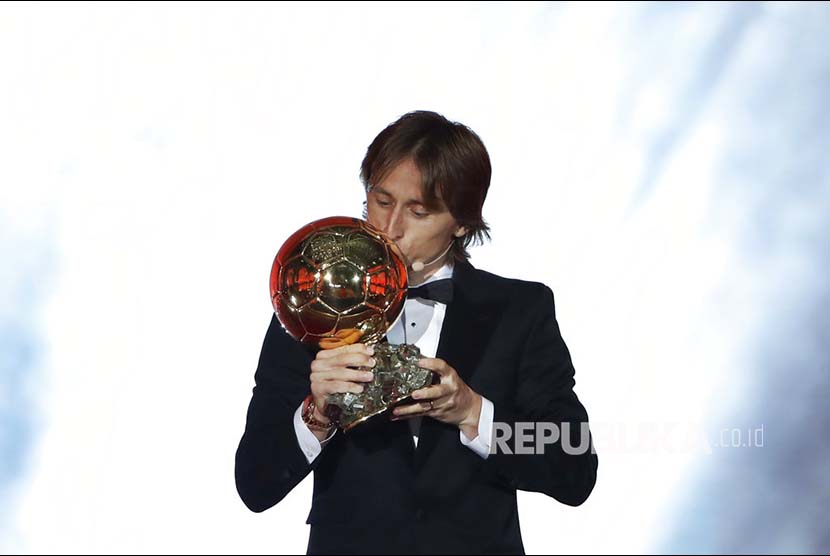 Gelandang Real Madrid Luka Modric  mencium Ballon d'Or pada acara seremoni penyerahan Golden Ball di Grand Palais, Paris, Perancis, Selasa (4/12) dini hari, 