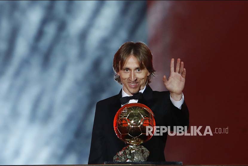 Gelandang Real Madrid Luka Modric menerima Ballon d'Or pada acara seremoni penyerahan Golden Ball di Grand Palais, Paris, Perancis, Selasa (4/12) dini hari, 