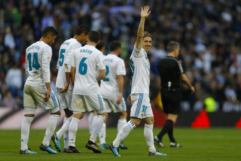 Gelandang Real Madrid, Luka Modric merayakan golnya ke gawang Deportivo La Coruna pada laga La Liga di Santiago Bernabeu, Ahad (21/1). Madrid menang 7-1.