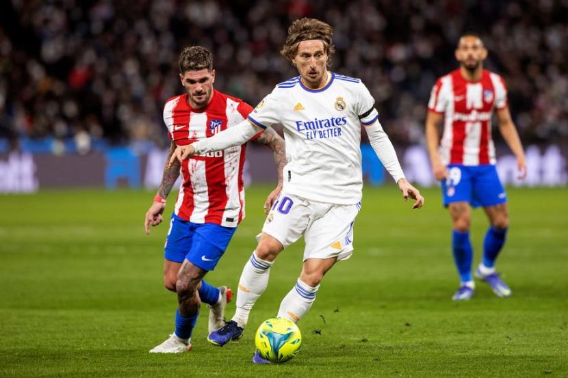 Gelandang Real Madrid Luka Modric (tengah) saat menghadapi Atletico Madrid dalam laga derbi Madrid.