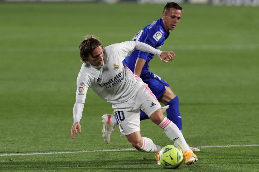 Gelandang Real Madrid, Luka Modrid dihadang pemain Getafe, Nemanja Maksimovic.