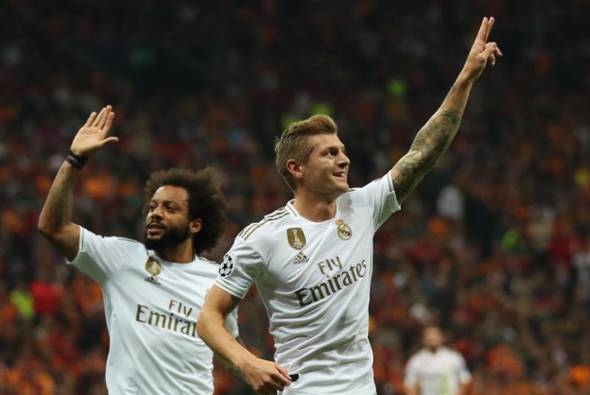 Gelandang Real Madrid Toni Kroos (kanan) merayakan golnya ke gawang Istanbul.