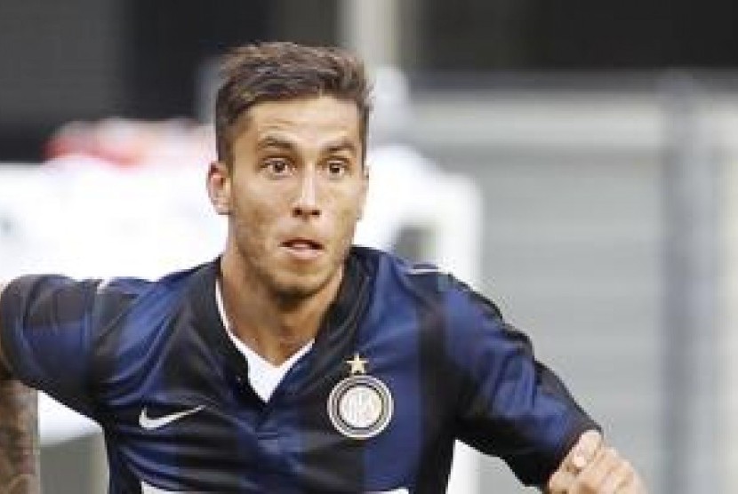 Gelandang Ricky Alvarez.