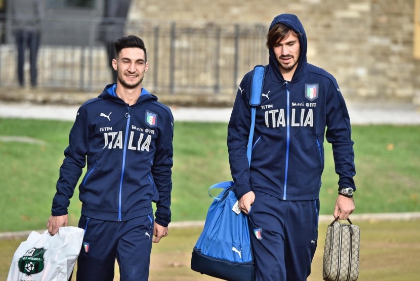 Gelandang Roberto Gagliardini dan bek Alessandro Romagnioli tiba di pusat pelatihan timnas Italia di Coverciano, Florence, Senin (7/11). Italia akan menghadapi Liechtenstein dan Jerman.