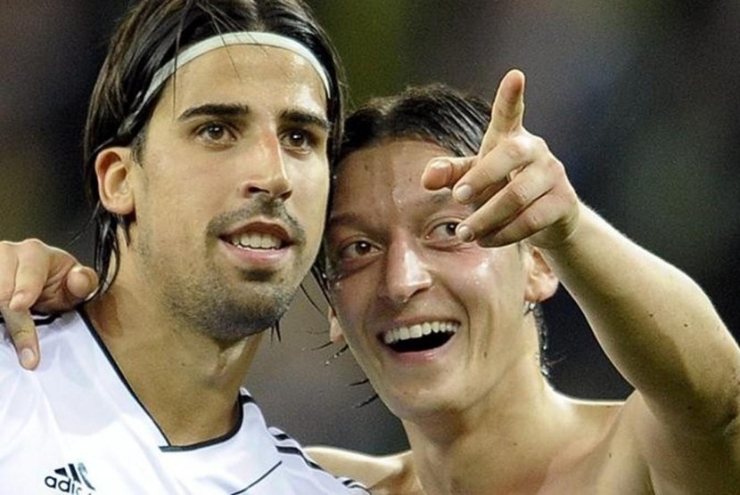 Gelandang Sami Khedira dan Mesut Oezil.