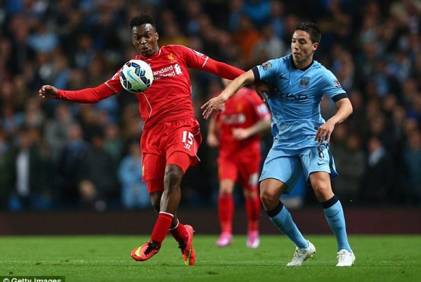 Gelandang Samir Nasri berebut bola dengan Daniel Sturridge.