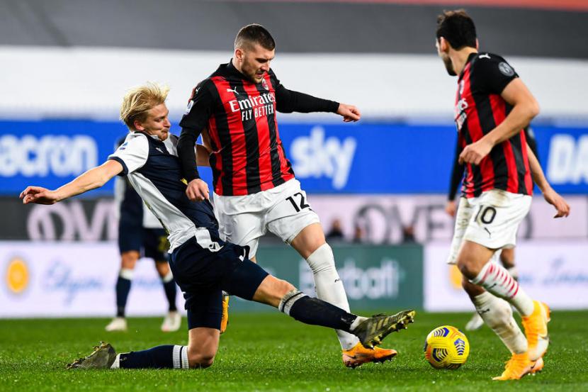 Gelandang Sampdoria Morten Thorsby (kiri) berusaha merebut bola dari kaki penyerang AC Milan Ante Rebic dalam pertandingan Serie A, Senin (7/12) dini hari WIB. 