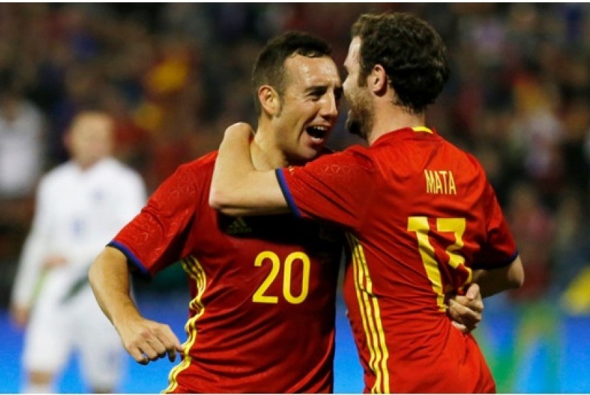 Gelandang Sanyol Santi Cazorla (kiri) merayakan golnya ke gawang Inggris bersama rekannya Juan Mata.