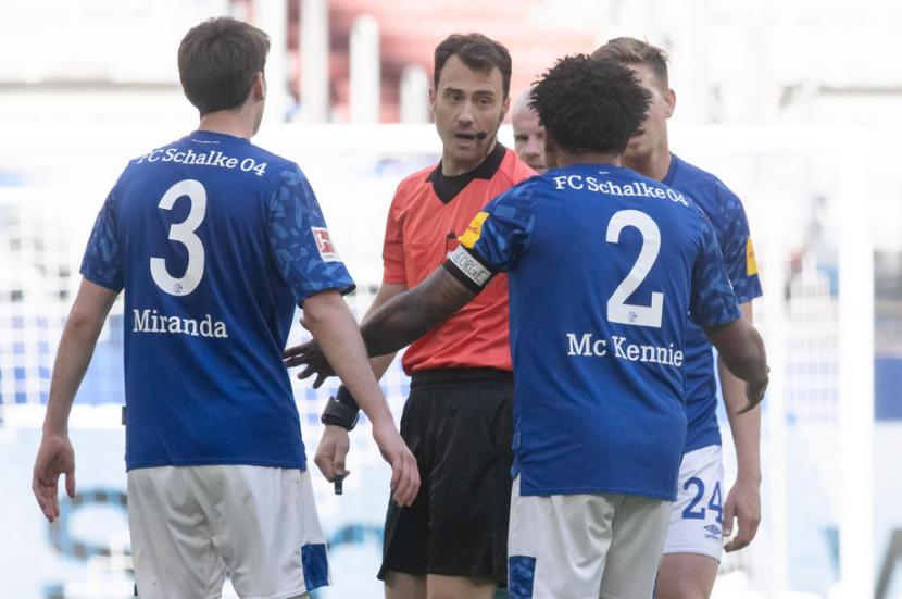 Gelandang Schalke 04 Weston McKennie (tengah) mengenakan ban hitam di lengan kiri dengan tulisan 