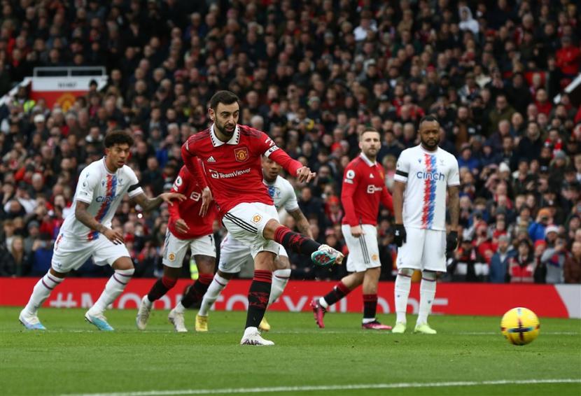 Gelandang sekaligus kapten Manchester United Bruno Fernandes menendang penalti saat timnya melawan Crystal Palace pada lanjutan Liga Primer Inggris 2022/2023 di Old Trafford, Sabtu (4/2/2023).