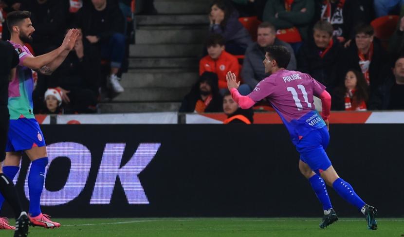 Gelandang serang AC Milan Christian Pulisic merayakan golnya ke gawang Slavia Praha pada leg kedua babak 16 besar Liga Europa.