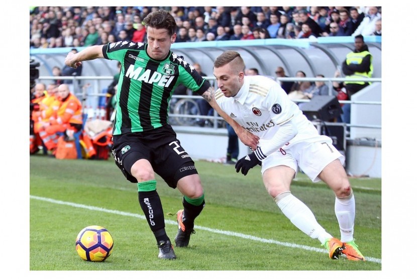 Gelandang serang AC Milan Gerard Deulofeu berusaha merebut bola dari penguasaan pemain Sassuolo Marcello Gazzola. 