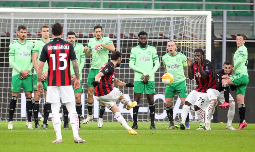 Gelandang serang AC Milan Hakan Calhanoglu mencetak gol ke gawang Celtic dalam laga Grup H Liga Champions, Jumat (4/12) dini hari WIB.