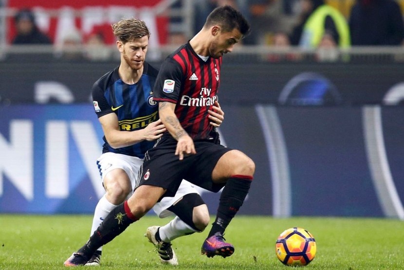 Gelandang serang AC Milan Suso (kanan) dijaga pemain Inter Milan Cristian Ansaldi.