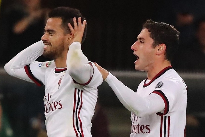 Gelandang serang AC Milan, Suso (kiri) merayakan gol yang dicetaknya ke gawang Chievo, Kamis (26/10) dini hari WIB.