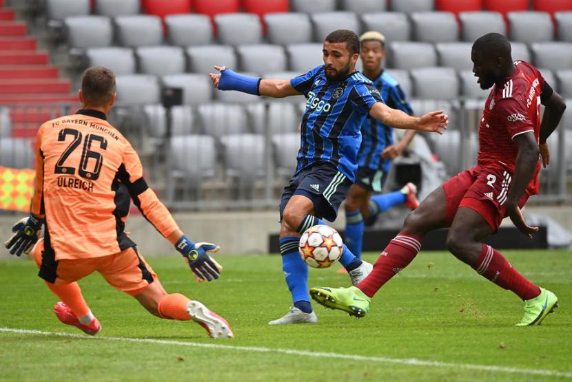 Gelandang serang Ajax Amsterdam Zakaria Labyad (tengah).