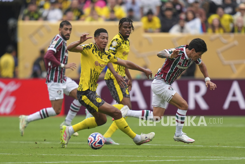 Gelandang serang Borussia Dortmund Jobe Bellingham (kiri) dan pemain Fluminense German Cano berebut bola dalam pertandingan sepak bola Grup F Piala Dunia Antarklub 2025 di Stadion MetLife, East Rutherford, New Jersey,Selasa, 17 Juni 2025. 