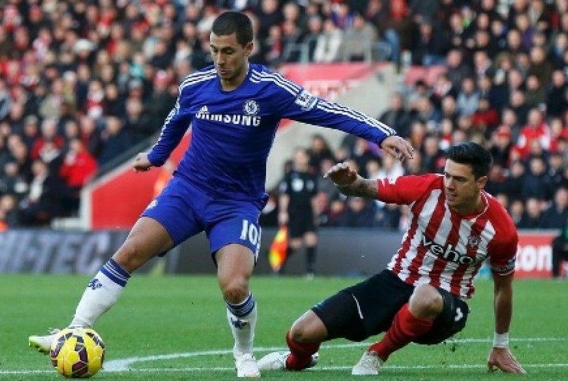 Gelandang serang Chelsea Eden Hazard (kiri) berusaha melewati adangan pemain Southampton.