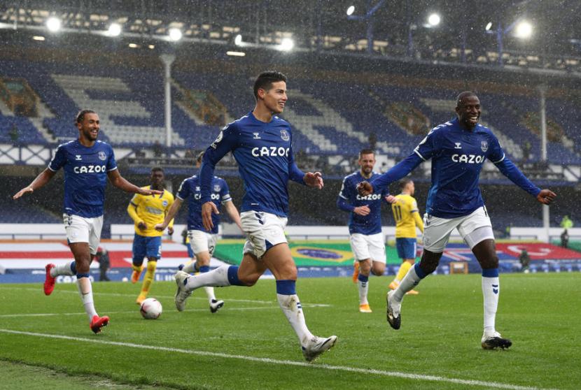 Gelandang serang Everton James Rodriguez (tengah) berselebrasi setelah mencetak gol ke gawang Brighton & Hove Albion dalam pertandingan pekan keempat Liga Primer Inggris, Sabtu (3/10).