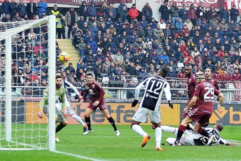 Gelandang serang Juventus Alex Sandro (tengah) saat menjebol gawang Torino.