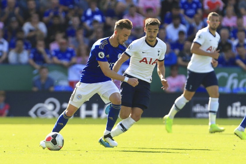 Gelandang serang Leicester City James Maddison (kiri) menggiring bola dijaga sejumlah pemain Tottenham Hotspur. Maddison mencetak gol kemenangan Leicester 2-1 atas Tottenham.