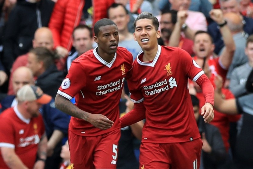 Gelandang serang Liverpool Giorginio Wijnaldum (kiri) merayakan golnya ke gawang Middlesbrough bersama Roberto Firmino.