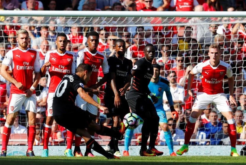 Gelandang serang Liverpool Philippe Coutinho mengambil tendangan bebas yang berbuah gol.