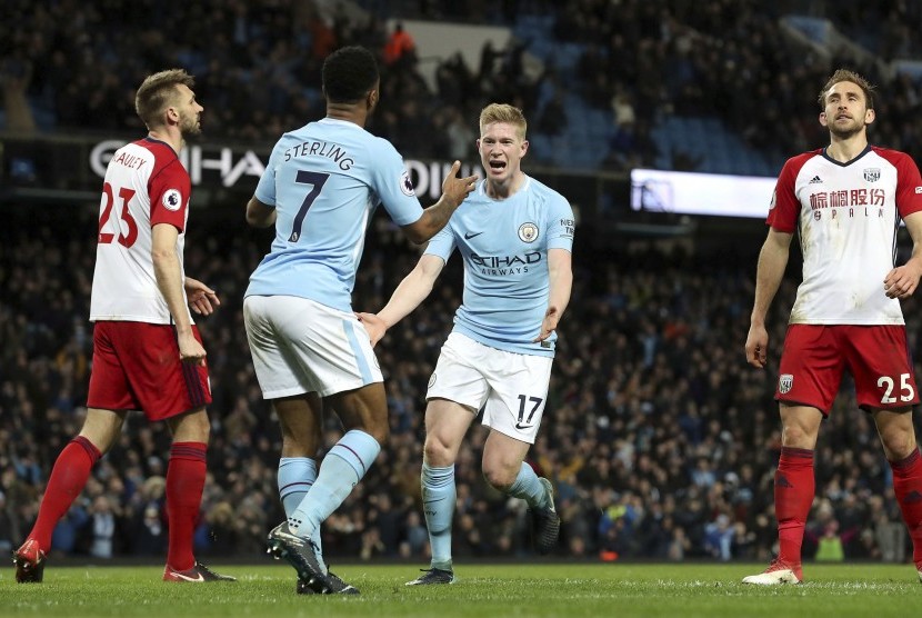 Gelandang serang Manchester City Kevin De Bruyne (kedua kanan) merayakan golnya ke gawang West Bromwich Albion.