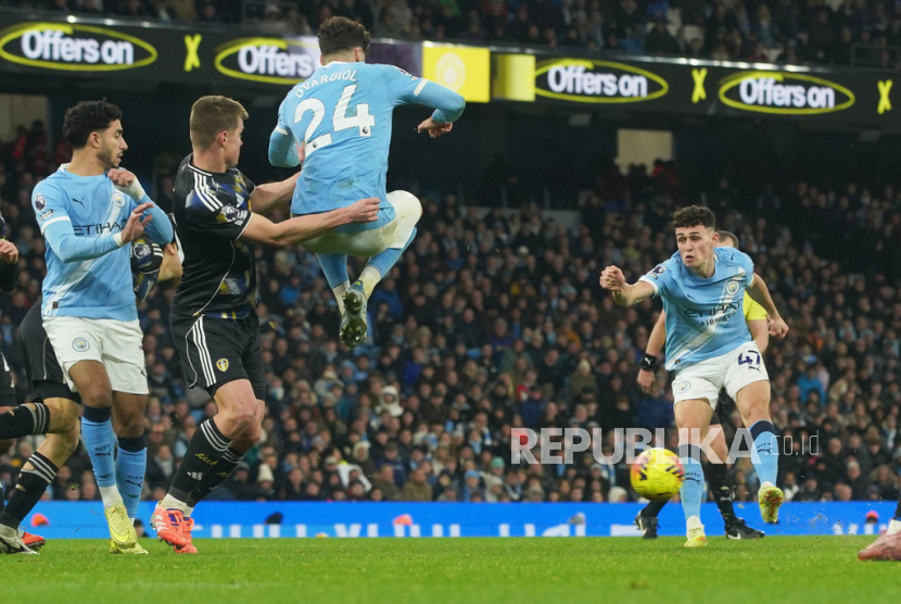 Gelandang serang Manchester City Phil Foden (kanan) mencetak gol ke gawang Leeds United.
