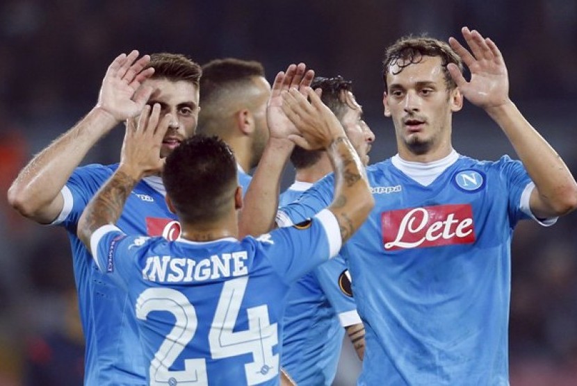 Gelandang serang Napoli Manolo Gabbiadini (kanan) merayakan golnya bersama rekan-rekannya.