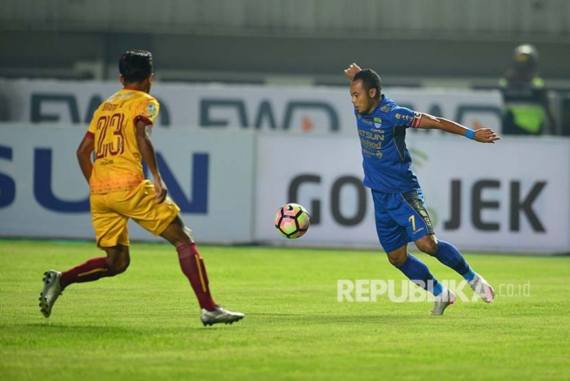 Gelandang serang Persib Bandung Atep menahan laju bola dalam pertandingan melawan Sriwijaya FC di Stadion GBLA. Atep mencetak gol pertama kemenangan Persib atas Sriwijaya FC.