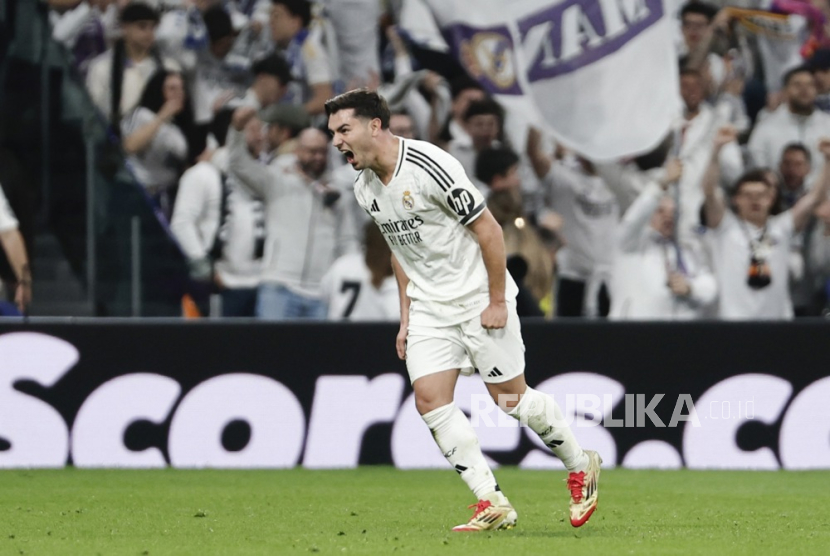 Gelandang serang Real Madrid Brahim Diaz merayakan golnya ke gawang Atletico Madrid pada leg pertama babak 16 besar Liga Champions di Santiago Bernabeu, Madrid, Rabu (5/3/2025) dini hari WIB.