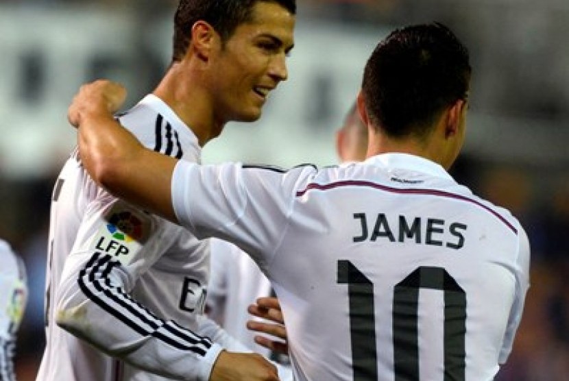 Gelandang serang Real Madrid James Rodriguez (kanan) merayakan golnya bersama Cristiano Ronaldo dalam laga melawan Eibar, Ahad (23/11) dini hari WIB.