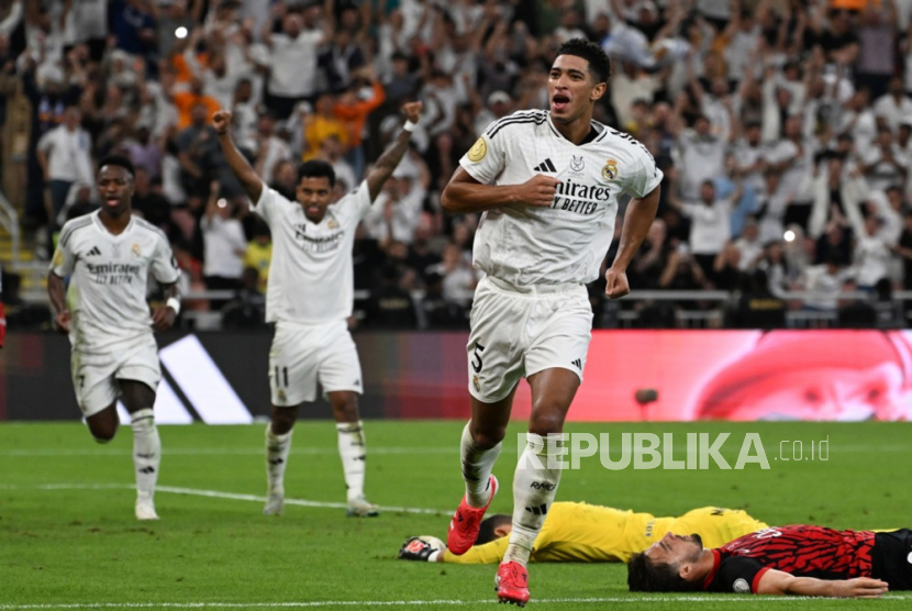 Gelandang serang Real Madrid Jude Bellingham berselebrasi setelah menjebol gawang Real Mallorca pada semifinal Piala Super Spanyol di Jeddah, Arab Saudi, JUmat (10/1/2025) dini hari WIB.