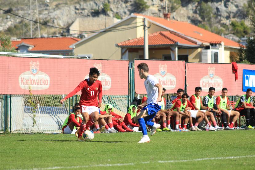 Gelandang serang timnas Indonesia U-19 WItan Sulaeman menggiring bola berusaha melewati pemain Hajduk Split U-19.
