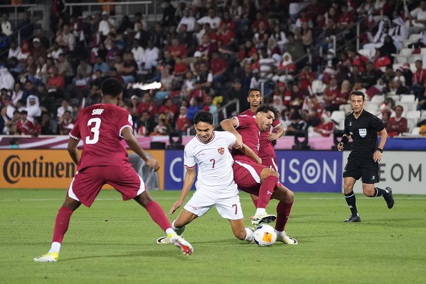 Gelandang serang timnas Indonesia U-23 Marselino Ferdinan dilanggar pemain Qatar U-23 pada Kualifikasi Grup A Piala Asia U-23 2024 di Stadion Jassim Bin Hamad, Doha, Qatar, Senin (15/4/2024). Indonesia kalah dengan skor 0-2. Gol Qatar dicetak Khaled Ali dari titik putih di menit ke-43 dan tendangan bebas Ahmed Al Rawi menit ke-54. Pada laga itu dua pemain Indonesia Ivar Jenner dan Ramadhan Sananta mendapat kartu merah dari wasit. 