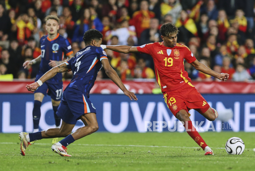 Gelandang serang timnas Spanyol Lamine Yamal (kanan) saat beraksi melawan Belanda pada leg kedua perempat final UEFA Nations League di Stadion Mestalla, Valencia, Senin (24/3/2025) pagi WIB.